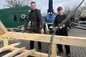 Zwei Zimmerer von Ruff & Rohlfs bei der Arbeit